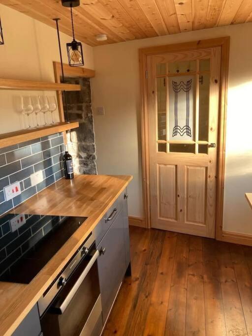 Ty Taf 2 Bed Cottage With Deck & Easy Transport Links Cardiff Esterno foto