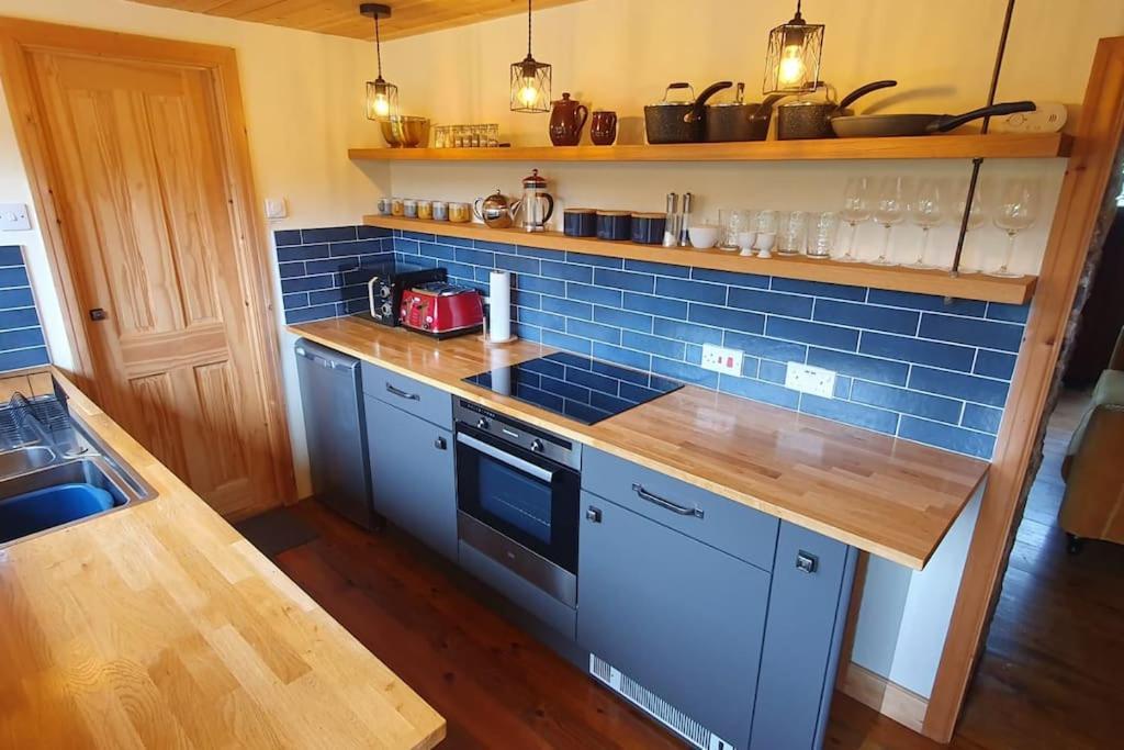 Ty Taf 2 Bed Cottage With Deck & Easy Transport Links Cardiff Esterno foto