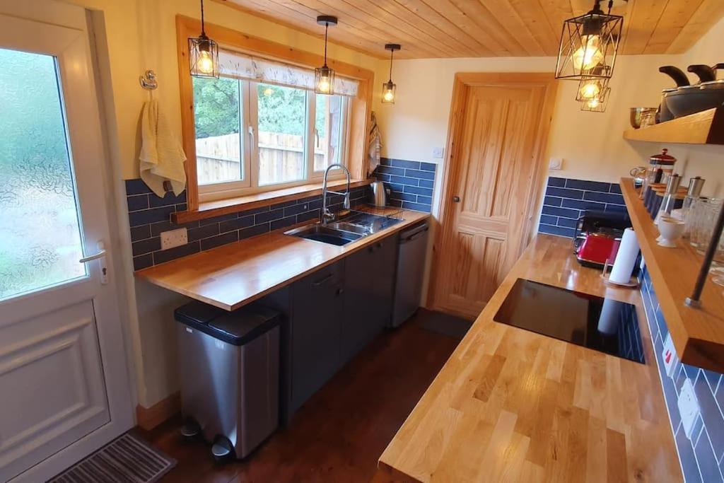 Ty Taf 2 Bed Cottage With Deck & Easy Transport Links Cardiff Esterno foto