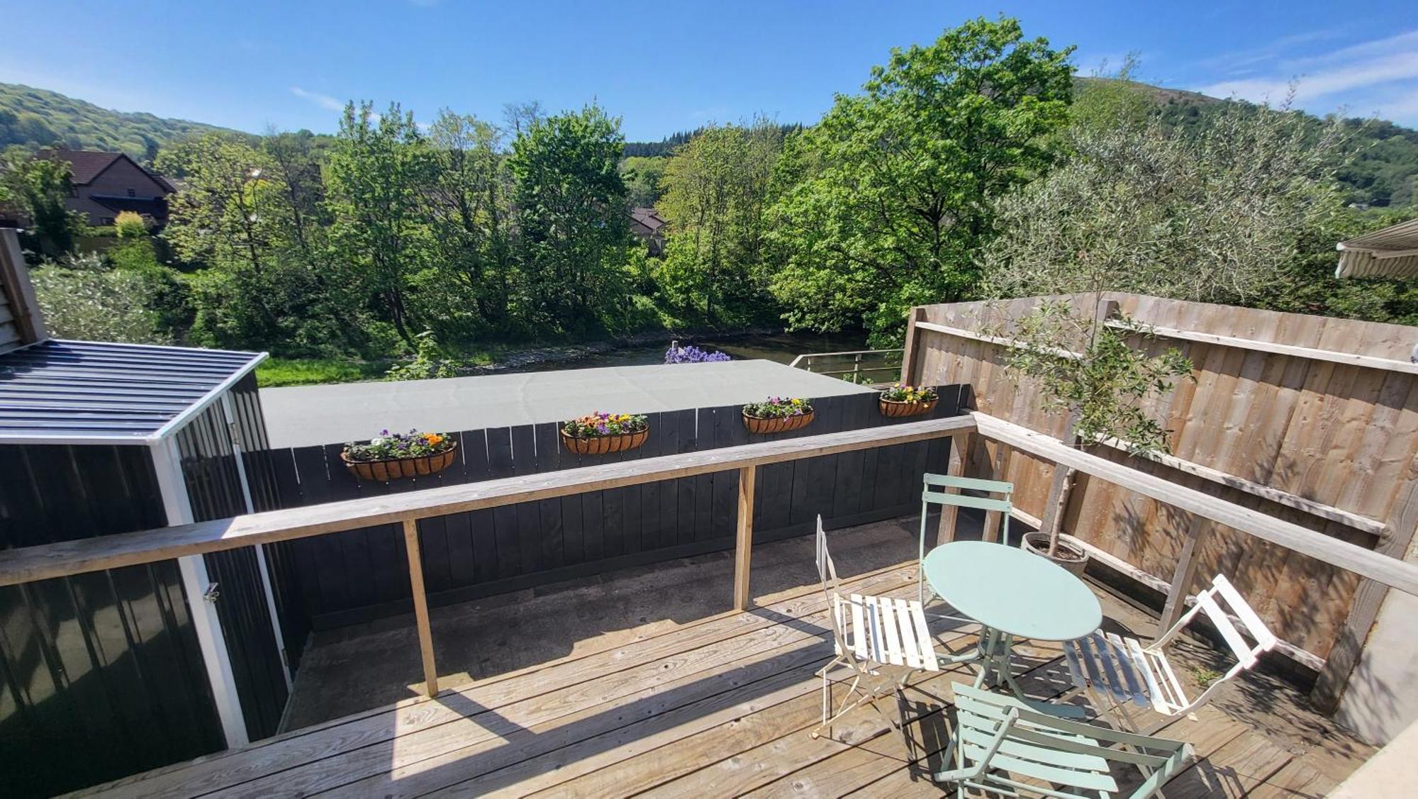 Ty Taf 2 Bed Cottage With Deck & Easy Transport Links Cardiff Esterno foto